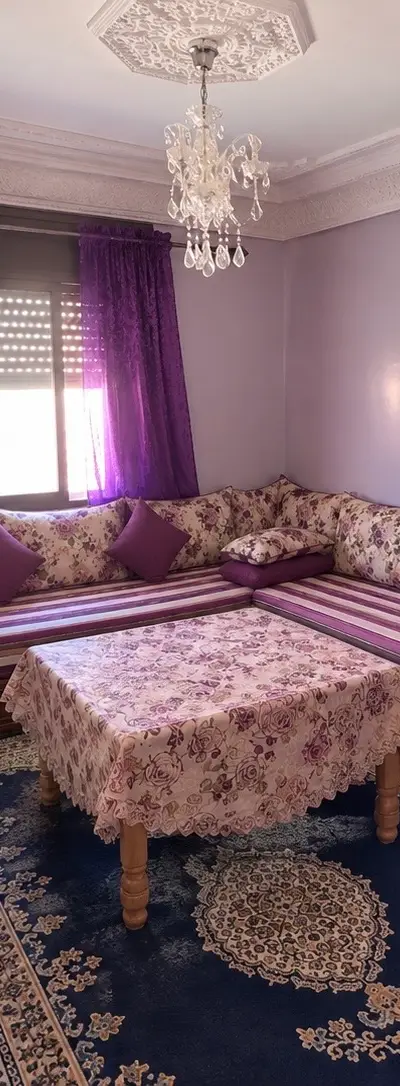 صالون كامل للبيع مع زربية مهداة