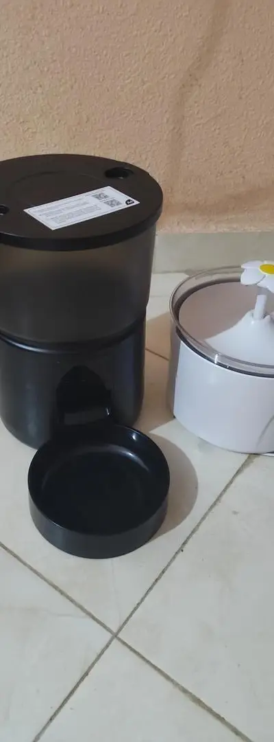 Distributeur de croquettes et Fontaine d'eau