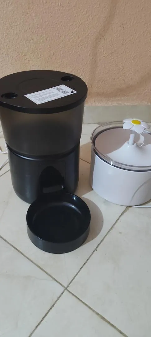 Distributeur de croquettes et Fontaine d'eau