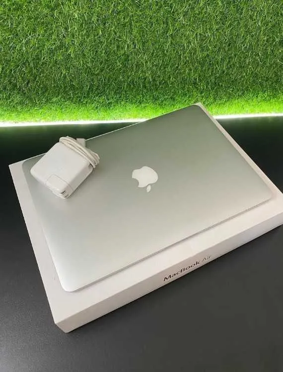 MacBook 2017 i5 Slime air Ram 8 disc SSD