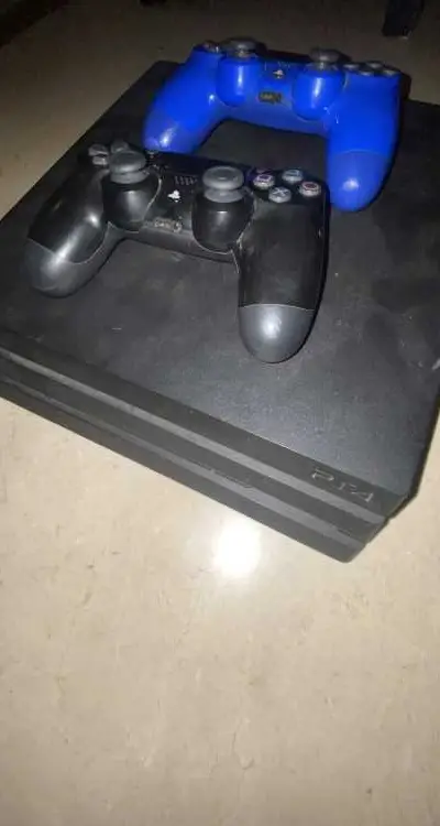 PS4 PRO PRATIQUEMENT NEUVE AVEC FC 26 ET MANETTES