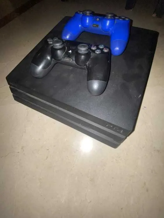PS4 PRO PRATIQUEMENT NEUVE AVEC FC 26 ET MANETTES