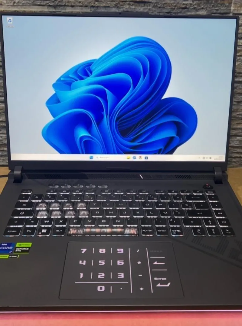 Asus rog strix G16 i7-13650HX Rtx4080 165Hz