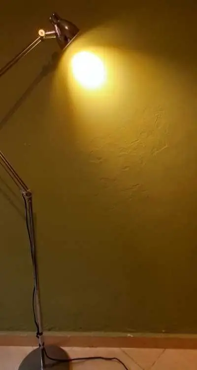 Lampadaire IKEA articulé en métal chromé