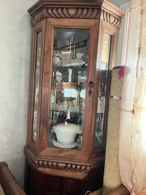 VITRINE DE COIN EN BOIS DE NOYER A VENDRE