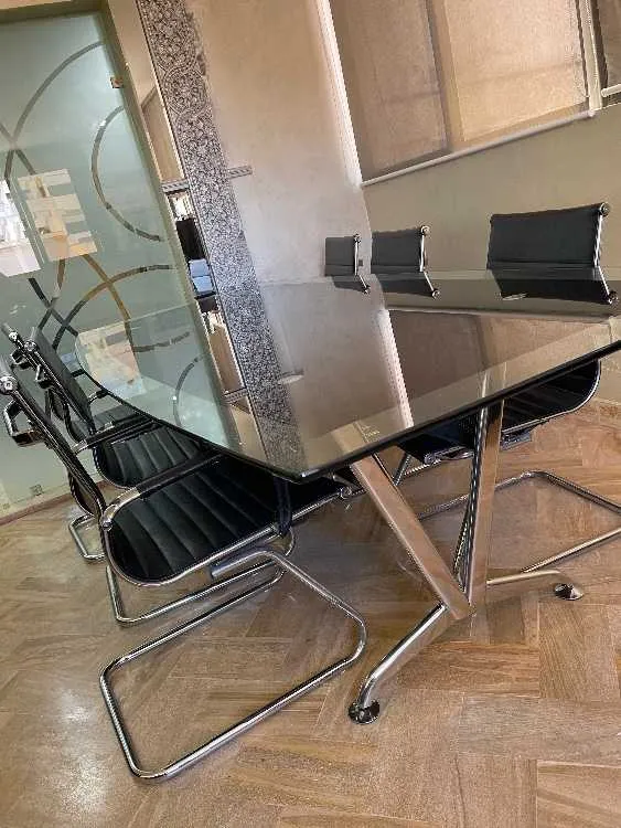 Table de réunion avec 6 chaises