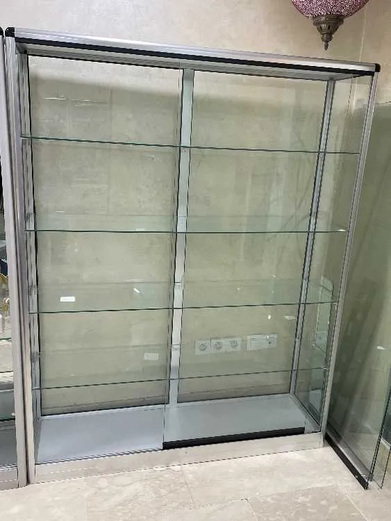 Vitrines en verre avec structure en aluminium