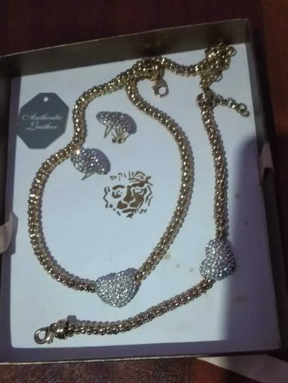 Colier et son bracelet dorés