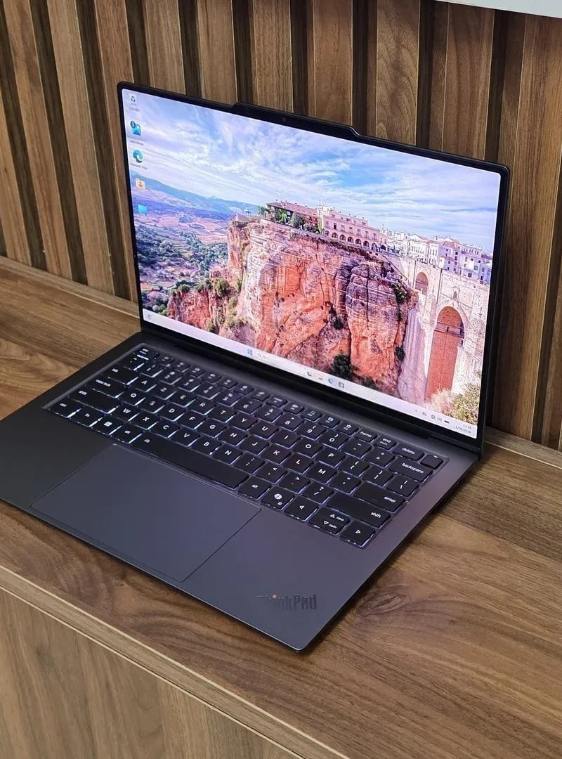 Lenovo Thinkpad X9 AURA U7 32GB 1TB OLED Tactile