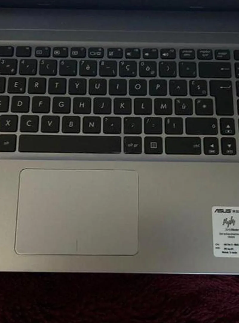 Ordinateur portable ASUS en bon état.