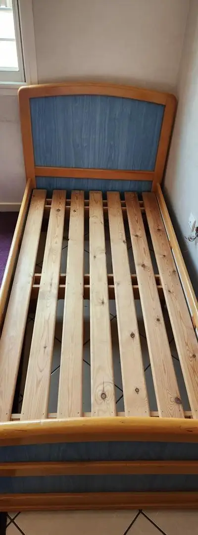Lit simple en bois massif avec matelas - Bon état