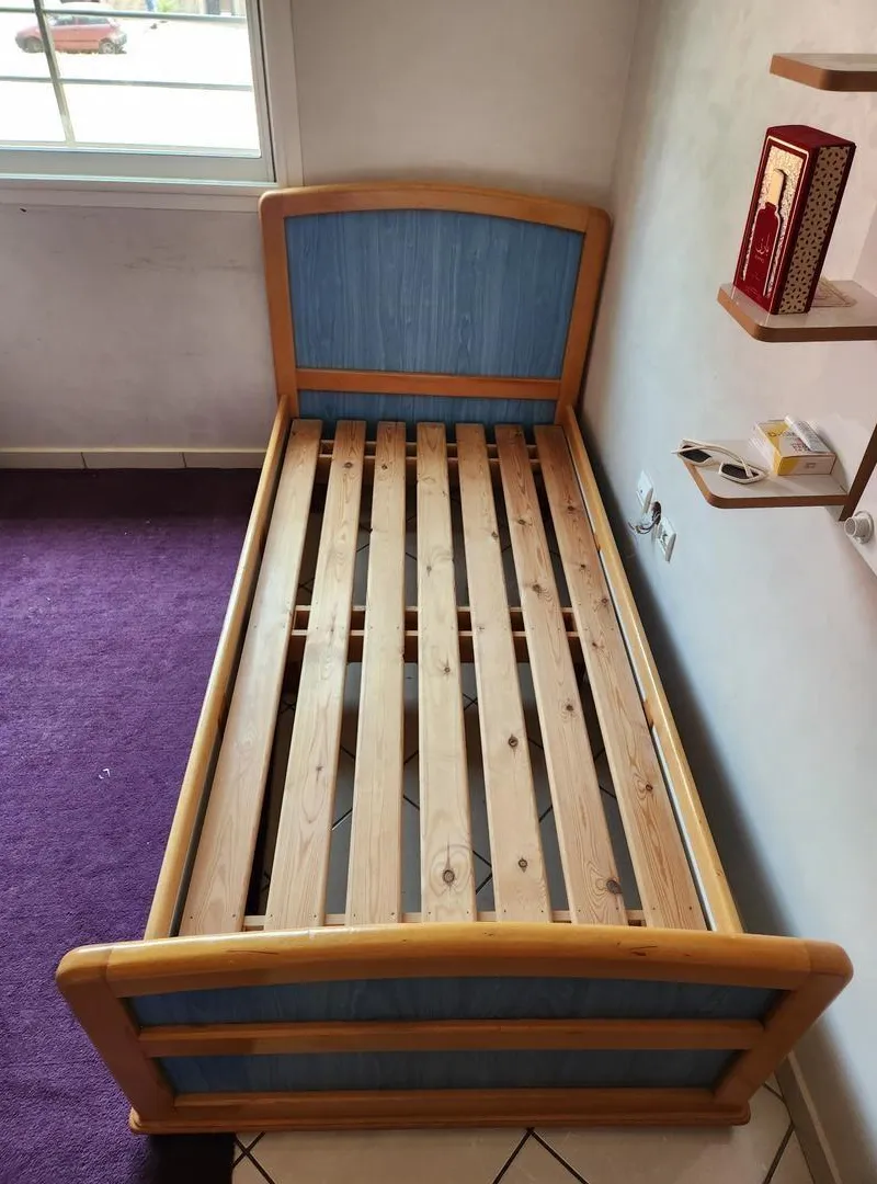 Lit simple en bois massif avec matelas - Bon état