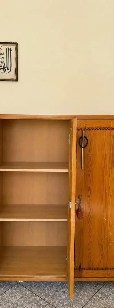Armoire avec penderie et étagères.
