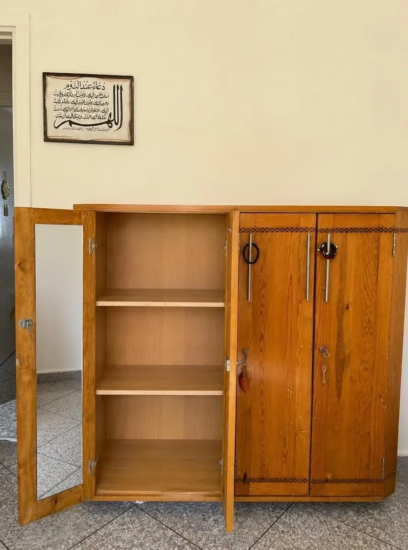 Armoire avec penderie et étagères.