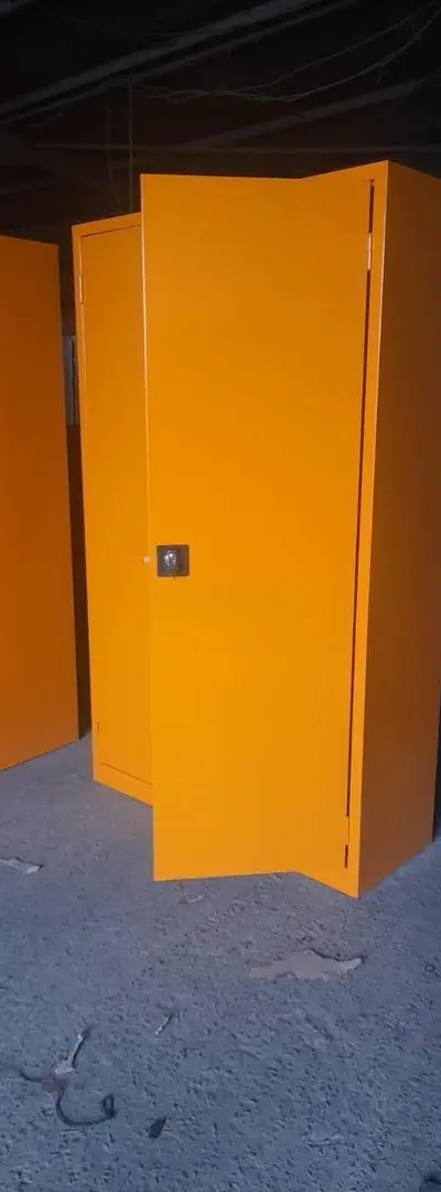 Armoire porte battante coulisse rideaux