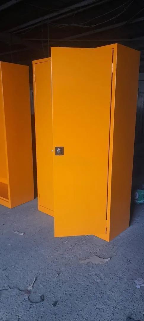 Armoire porte battante coulisse rideaux