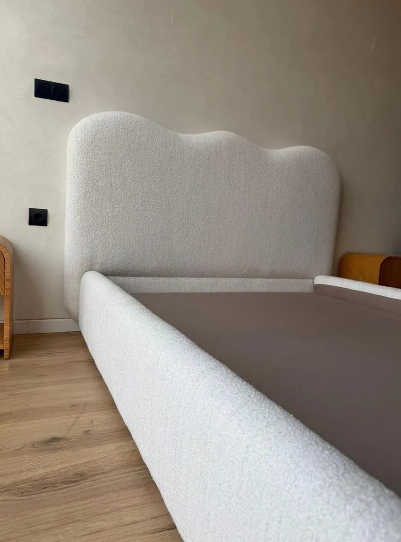 Lit moderne tapissier au style minimaliste chic