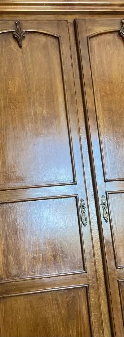 Armoire en bois de haute qualité – Très bon état