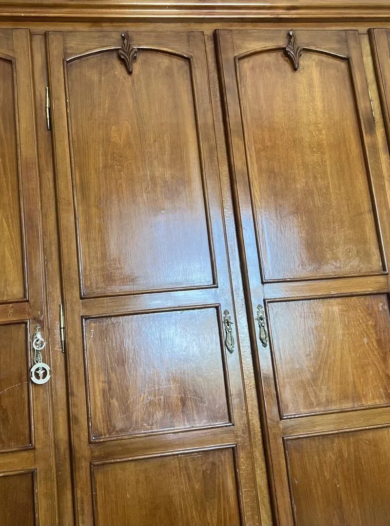 Armoire en bois de haute qualité – Très bon état