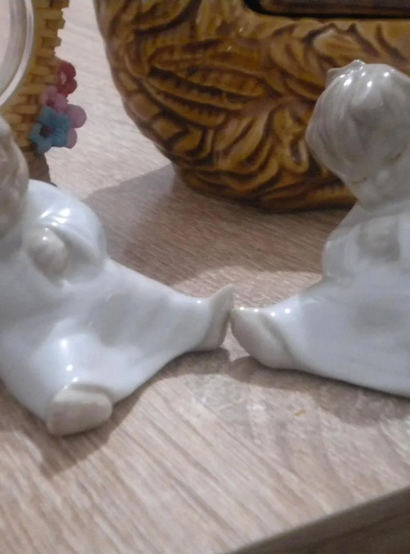 Figurine ancienne en porcelaine – Ange décoratif