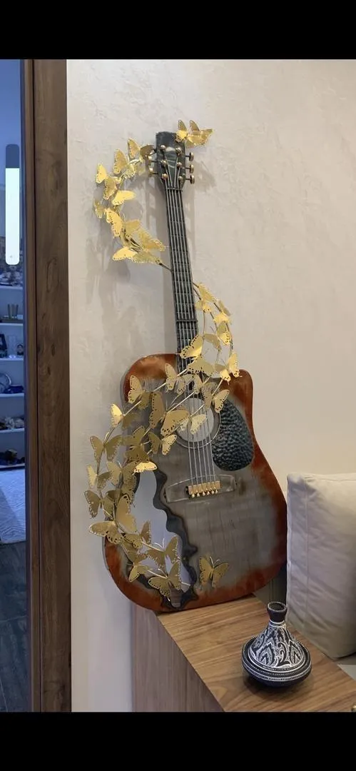Décoration en métal Guitare avec papillons