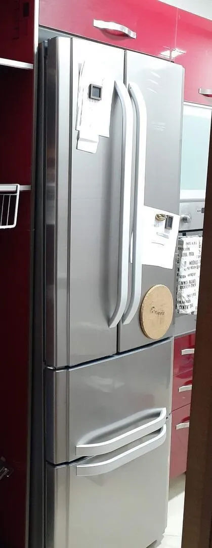 Réfrigérateur Ariston Hotpoint endommagé