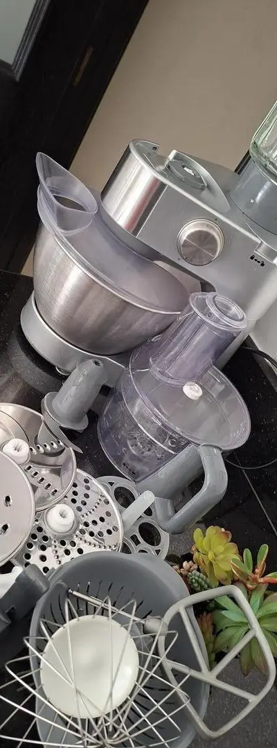 Robot pâtissier avec accessoires