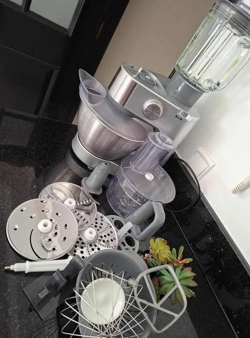 Robot pâtissier avec accessoires