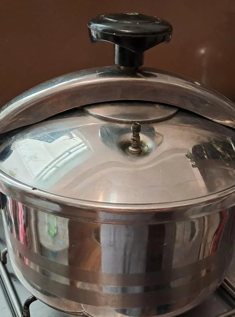 Autocuiseur Inox extérieur lourd 6 litres