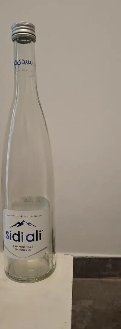 Bouteille d'eau vide en verre
