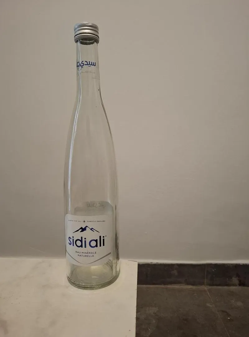 Bouteille d'eau vide en verre