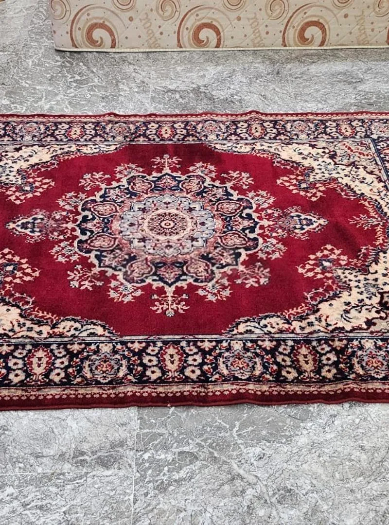 Tapis en laine véritable importé 1.98cmx1.35cm