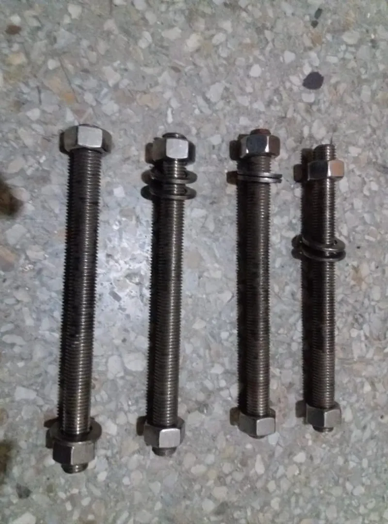 Boulons avec écrous en inox neuf