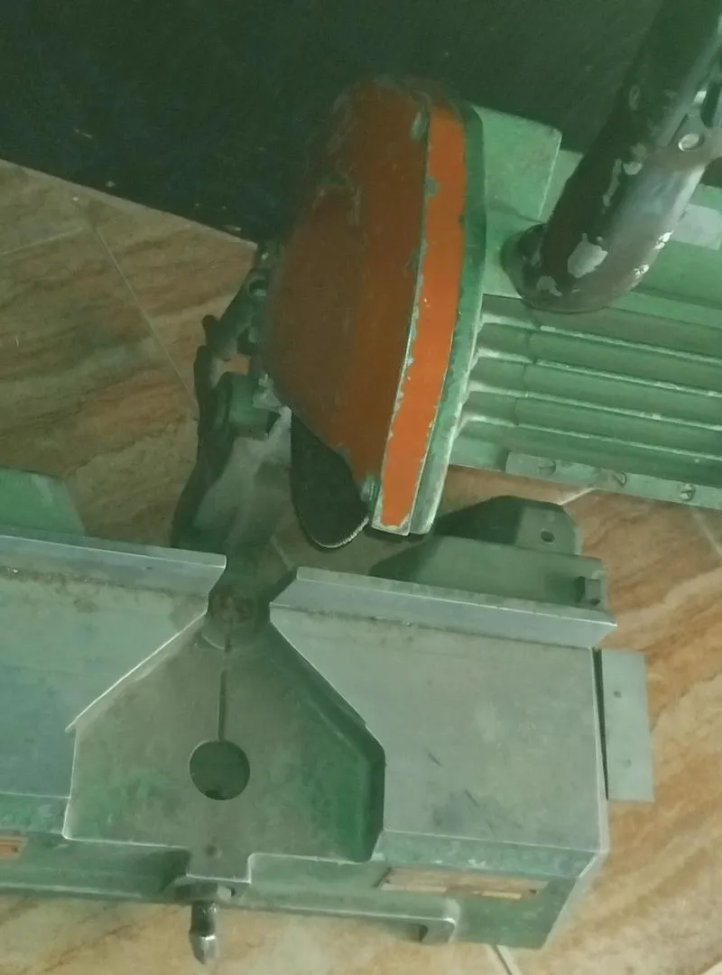 Machine à couper le fer Italie