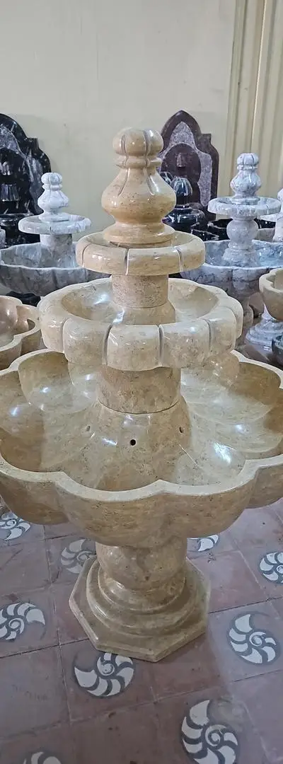 Fontaine en marbre avec petite pompe