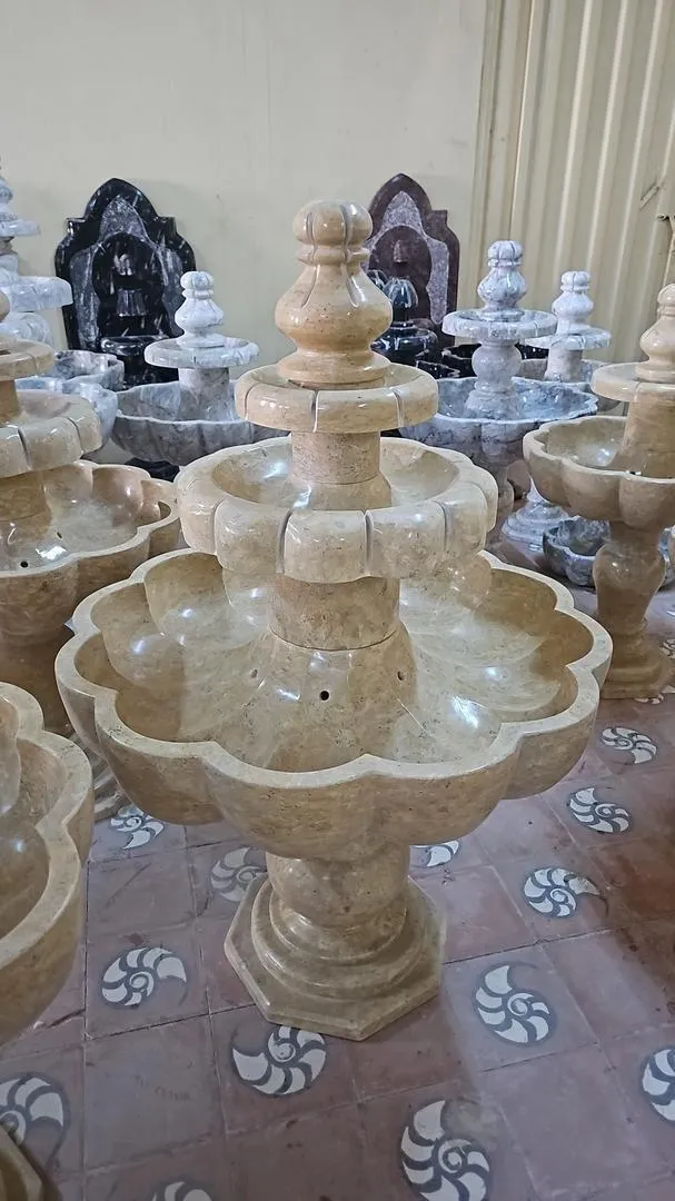 Fontaine en marbre avec petite pompe