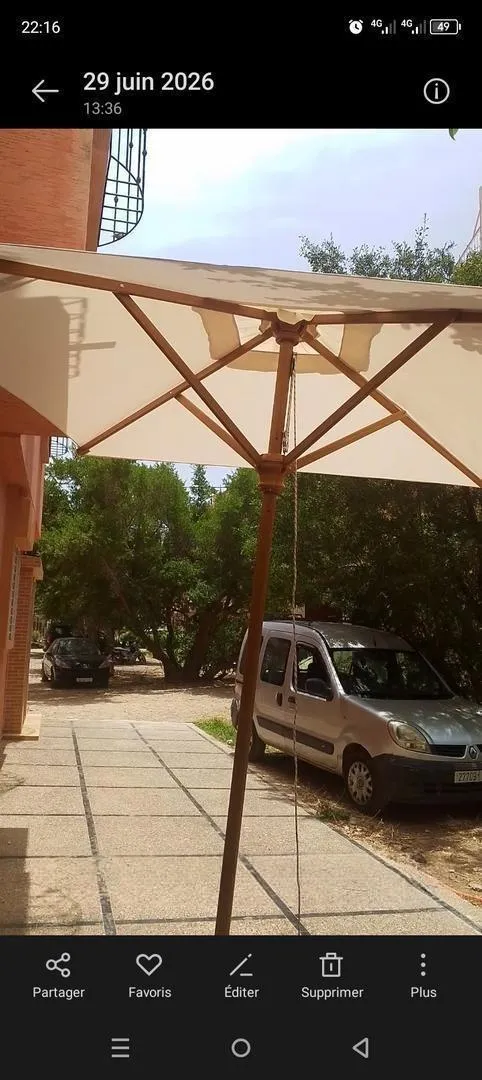 Parasol en bois robuste, toile beige supérieure 2x2