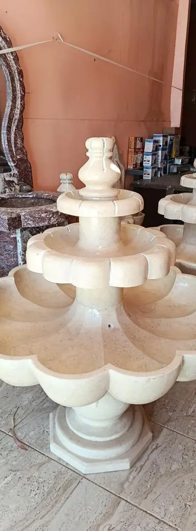 Grande fontaine en marbre avec pompe