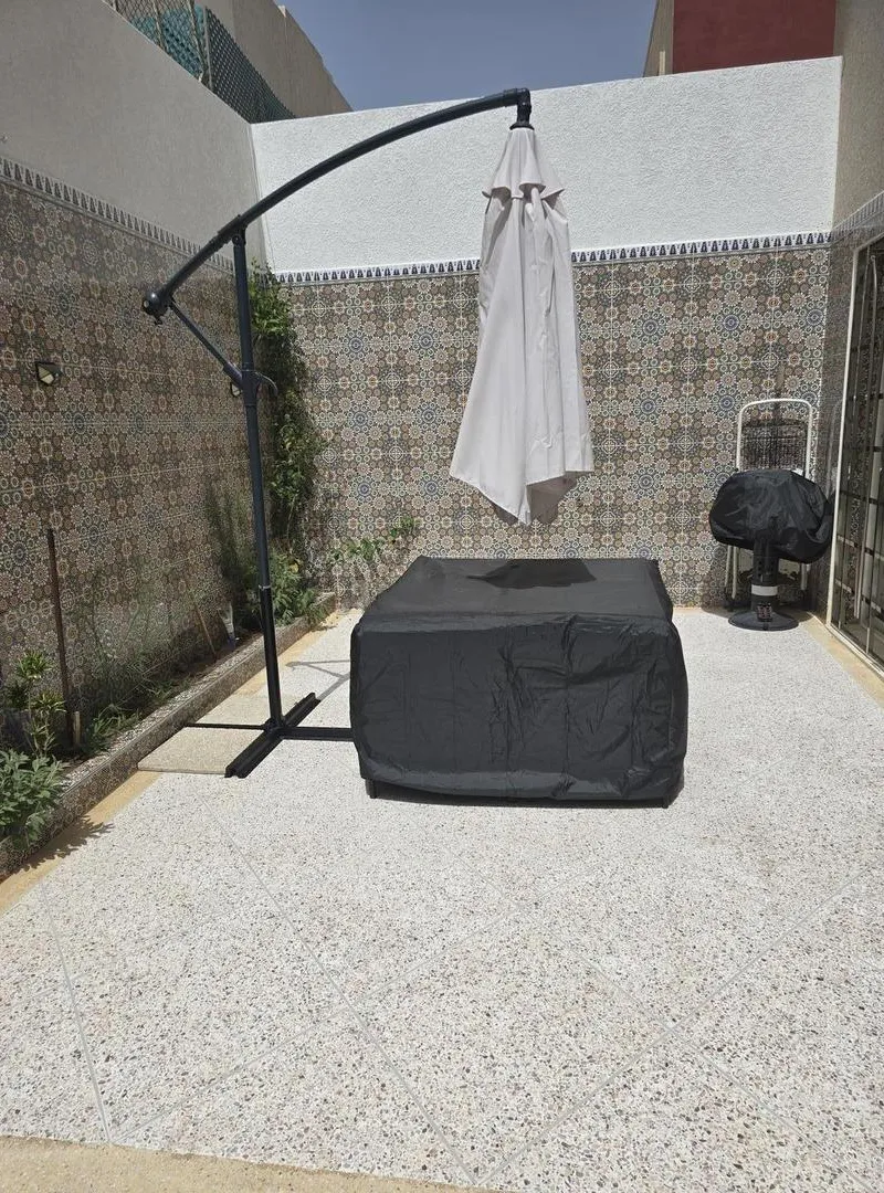 Table de jardin avec parasol
