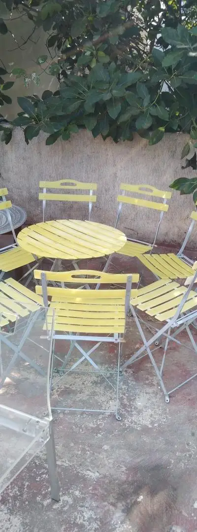 Table de jardin avec des chaises