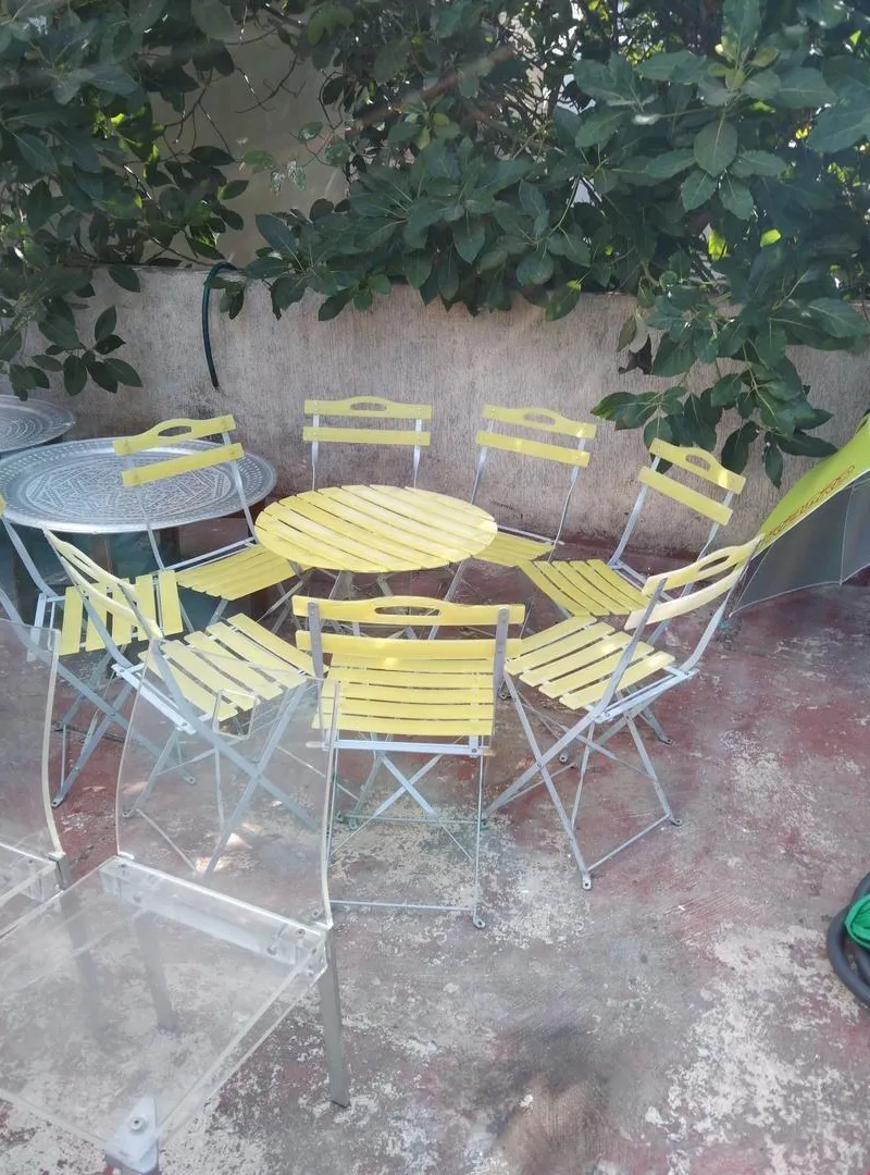 Table de jardin avec des chaises