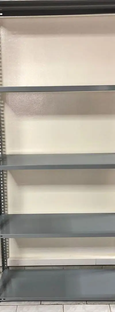 Rayonnage métallique avec fond et parois
