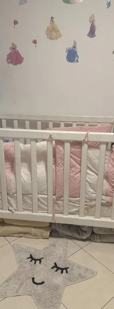 Lit à barreaux bébé avec matelas et coussins