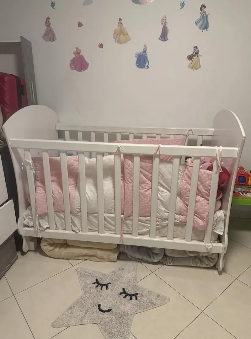 Lit à barreaux bébé avec matelas et coussins