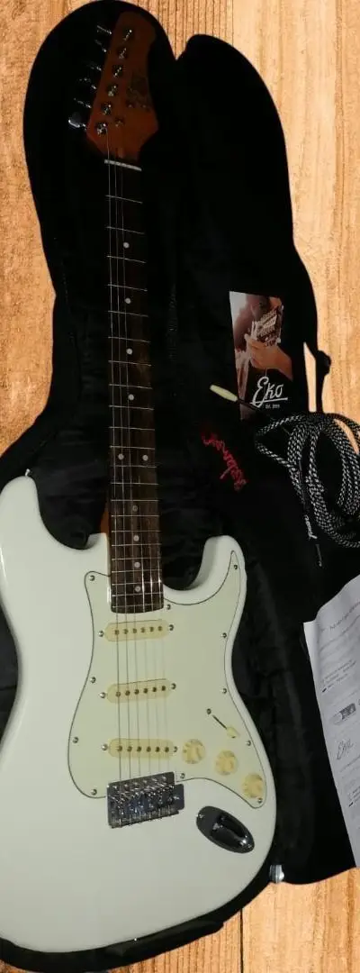 Pack EKO ST300 Stratocaster / Ampli Fender 10G