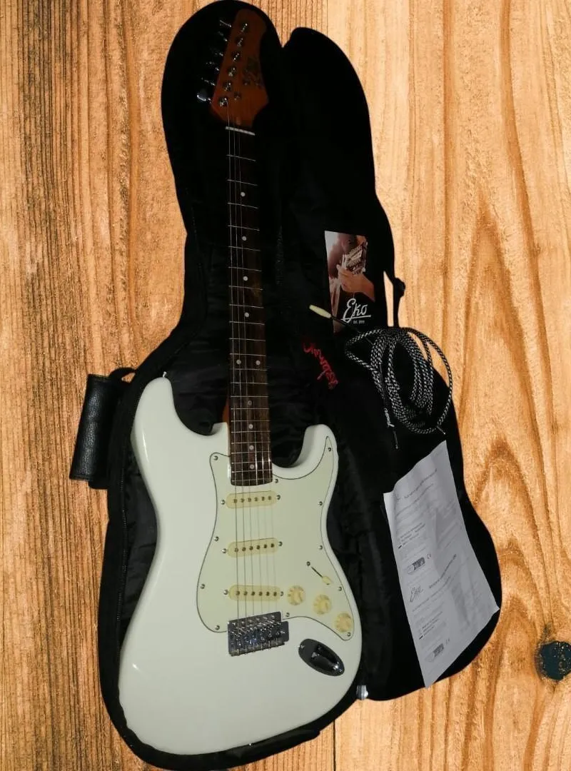Pack EKO ST300 Stratocaster / Ampli Fender 10G