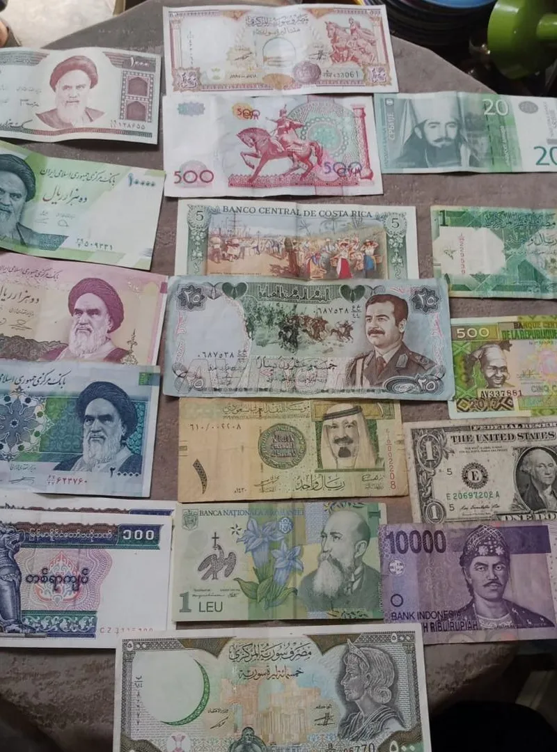 28 billets de banque