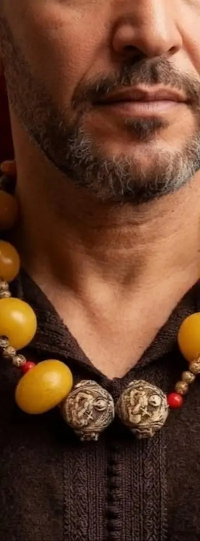 Ancien collier d'ambre naturel orné de morceaux d'ivoire