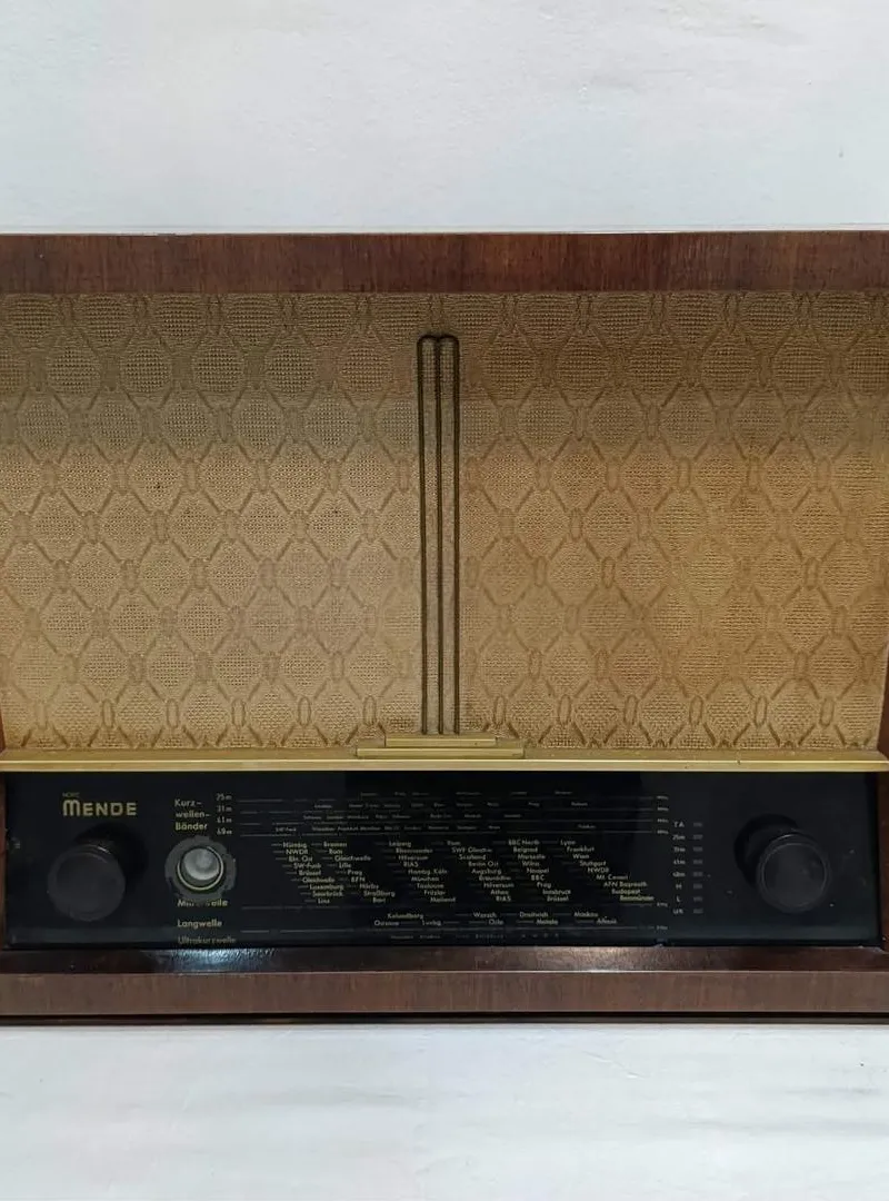 Très vieille radio en bois, pièce de collection, pure, fabriquée en Allemagne 1950