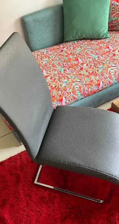 Table à manger moderne avec 4 chaises – Excellent